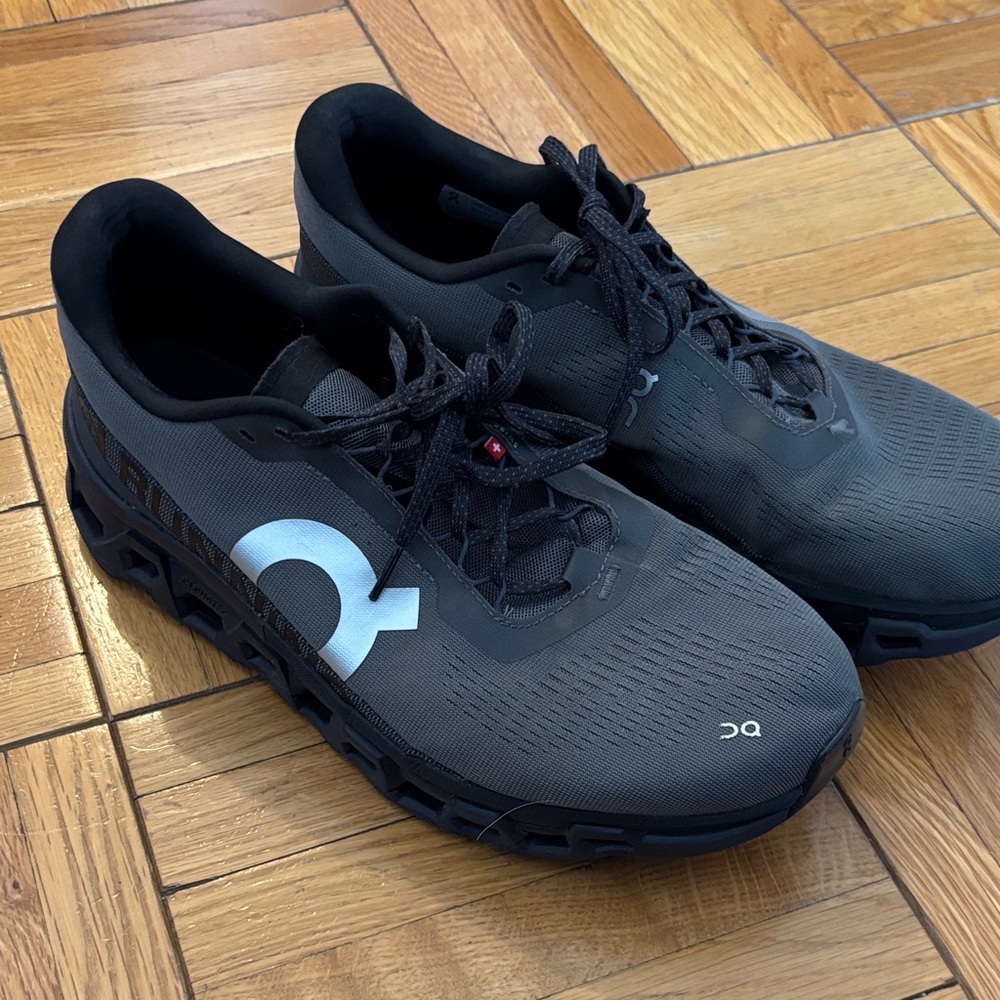 On Clouds VERY lightly worn - Men's Black Athletic Running Shoes
